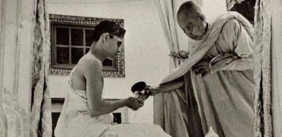 泰王跪拜僧王完整版,僧王用给泰王下跪吗