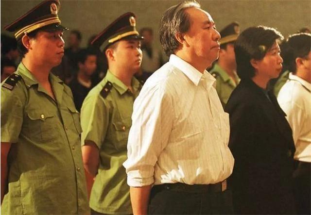 中国第一代首富被捕，曾称：6个月造出芯片，出狱后剩264套房