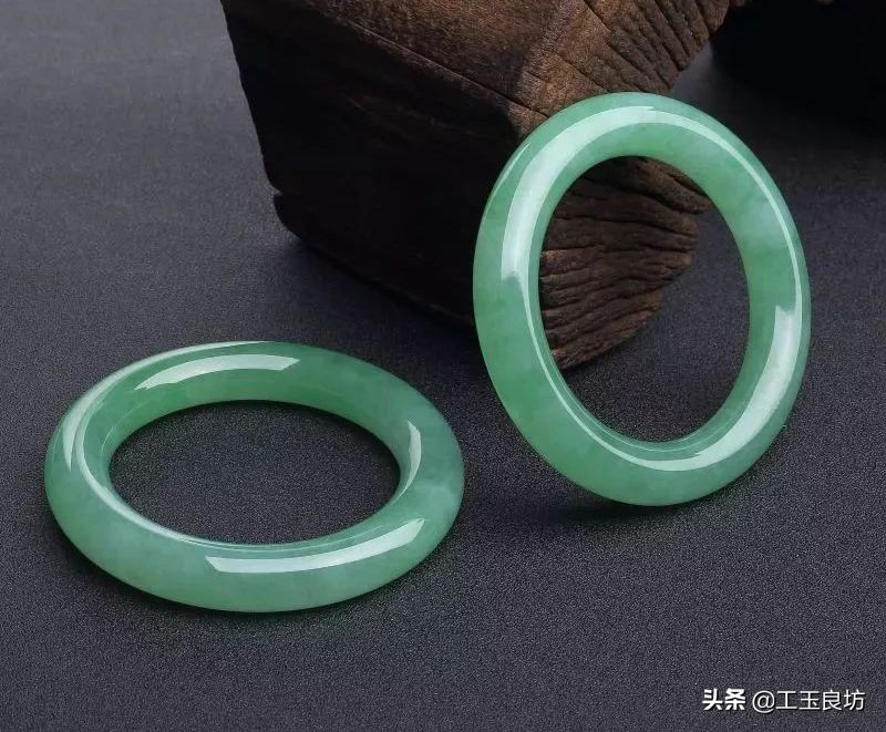 怎样挑选一款适合自己的手镯,手镯怎么选显年轻