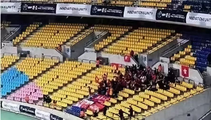 丑态尽显！一批香港球迷赛前“狂嘘*歌国**”，遭香港网民痛斥