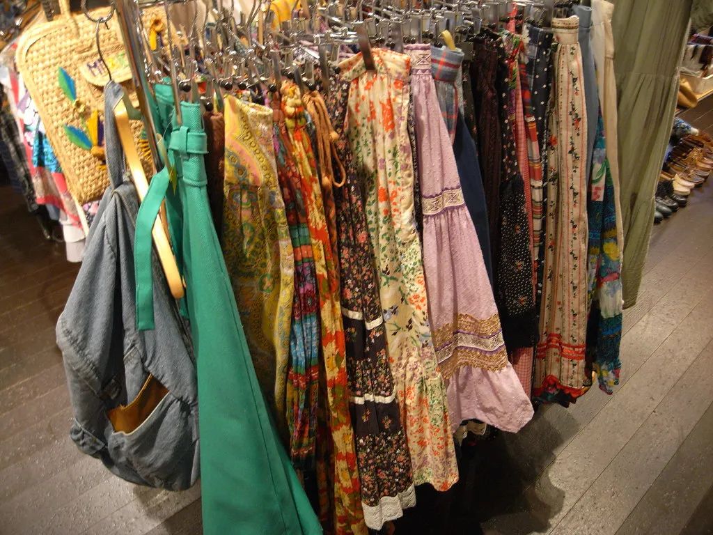 人体细胞、死人衣物……这些*私品走**背后，到底藏着什么“妖术”？