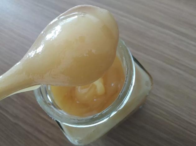 气温25度蜂蜜结晶吗,气温低蜂蜜变成固体