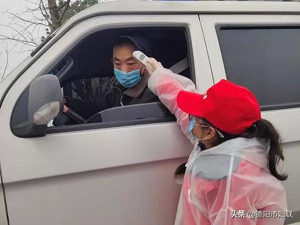 巾帼志愿者撑起抗疫防疫半边天,抗疫志愿者为出征勇士护小家
