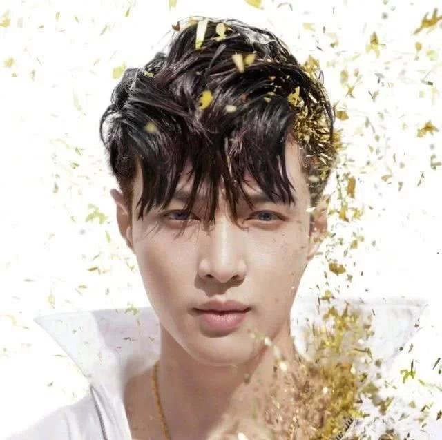 韩国男团戴美瞳真的太好看了！边伯贤、金泰亨谁更适合带美瞳呢？