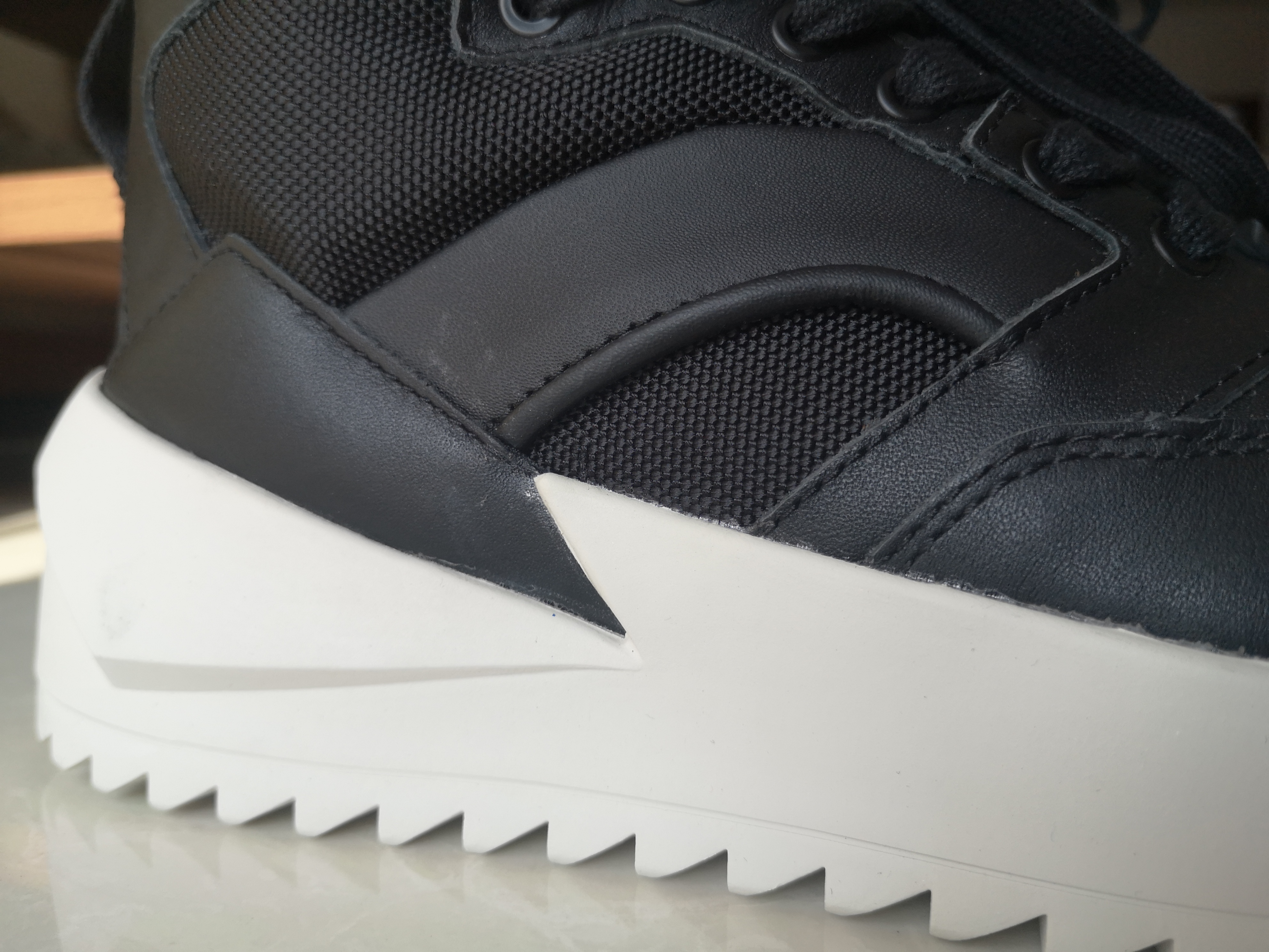 李宁也玩高街风！锯齿鞋底+高耸鞋舌，质感细节无敌，堪比FOG