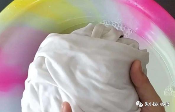 白衣服的领子发黄怎么处理,蓝色衣服领口发黄怎么办