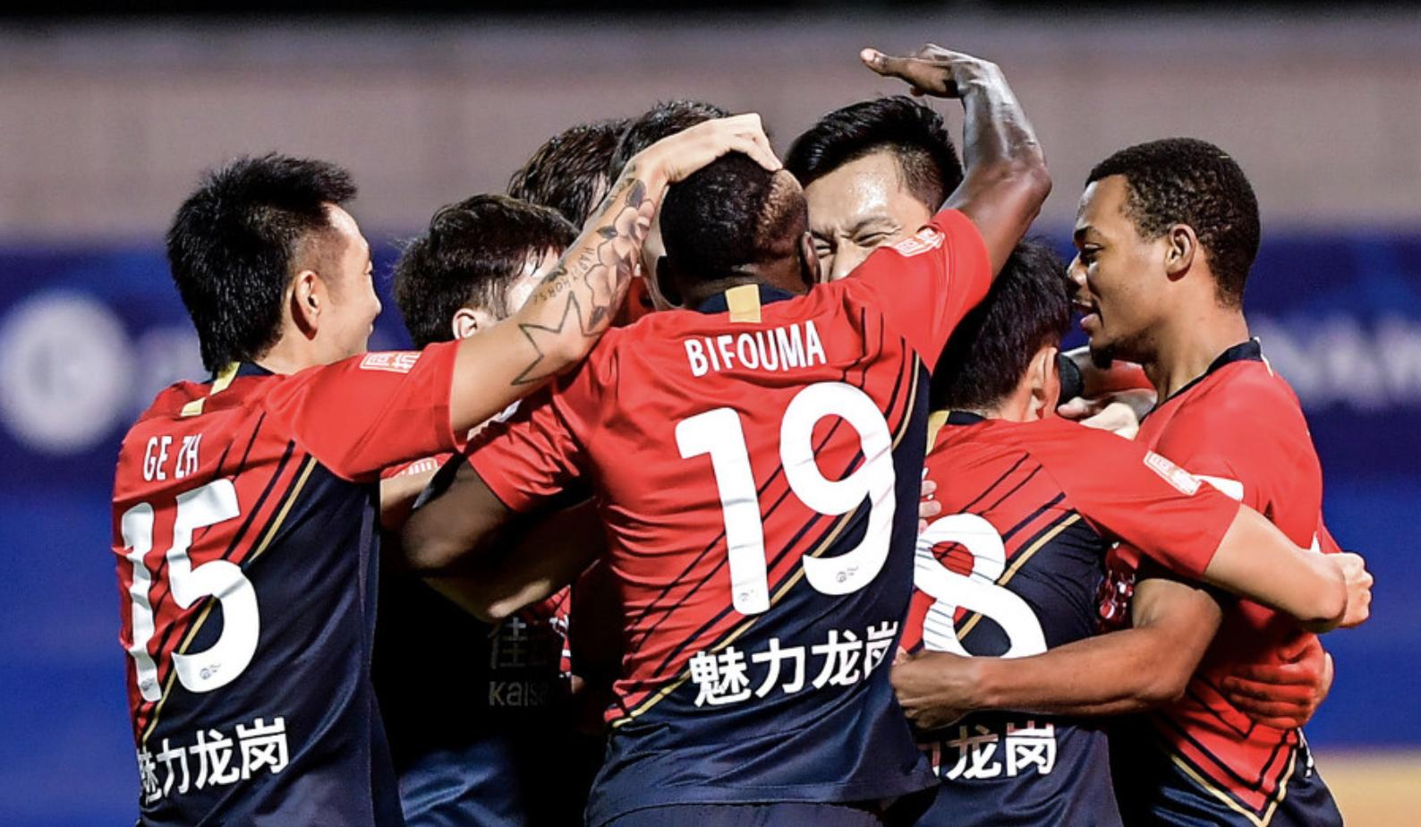 中国足球笑话，深足球员从担架摔下，哈姆西克苦笑很无语