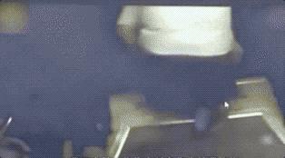 这才是董卿真实的样子,董卿跪地为什么获得网友的称赞