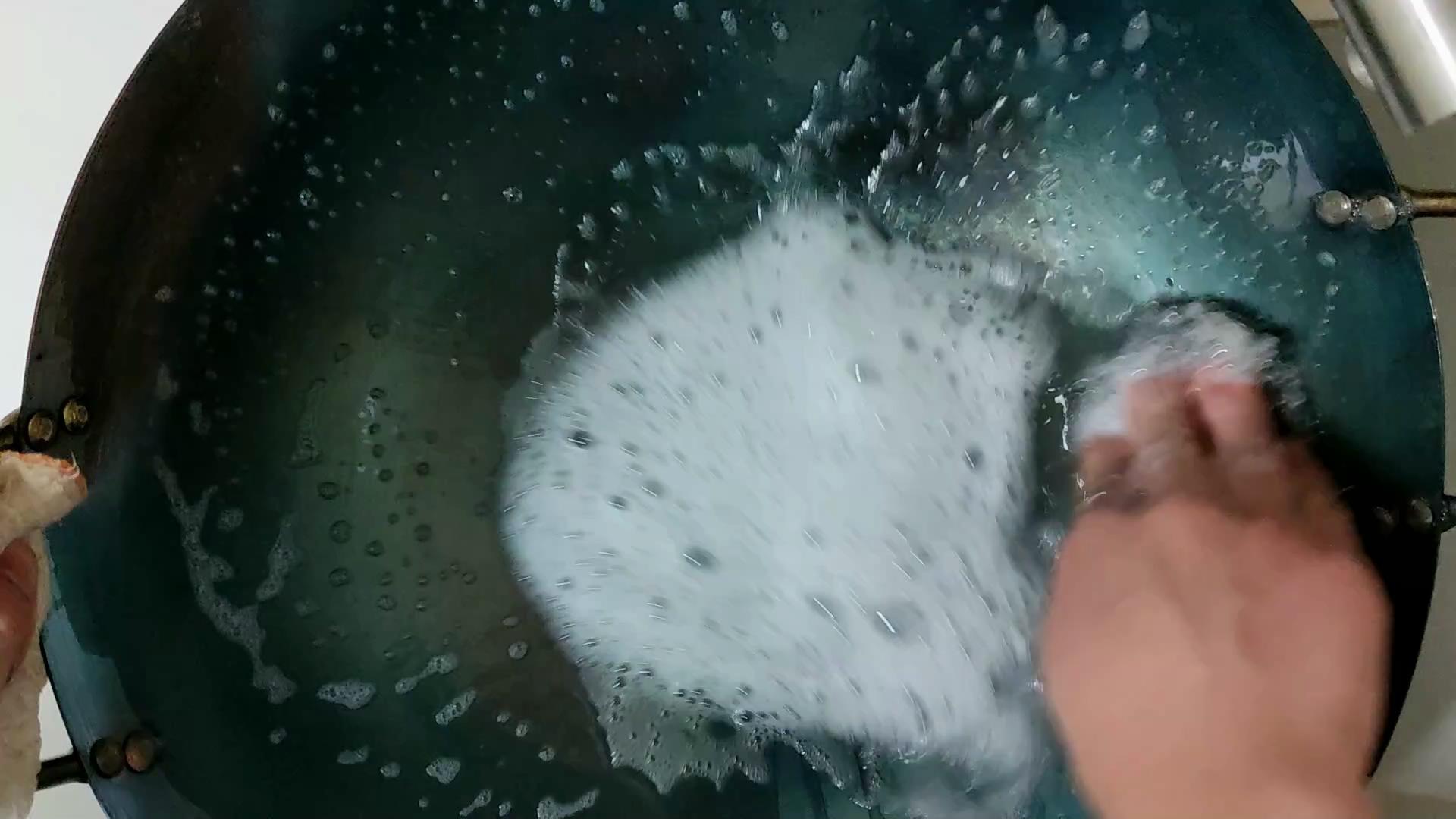 新铁锅不要直接用大厨教你开锅,新买的铁锅开锅不要猪肉