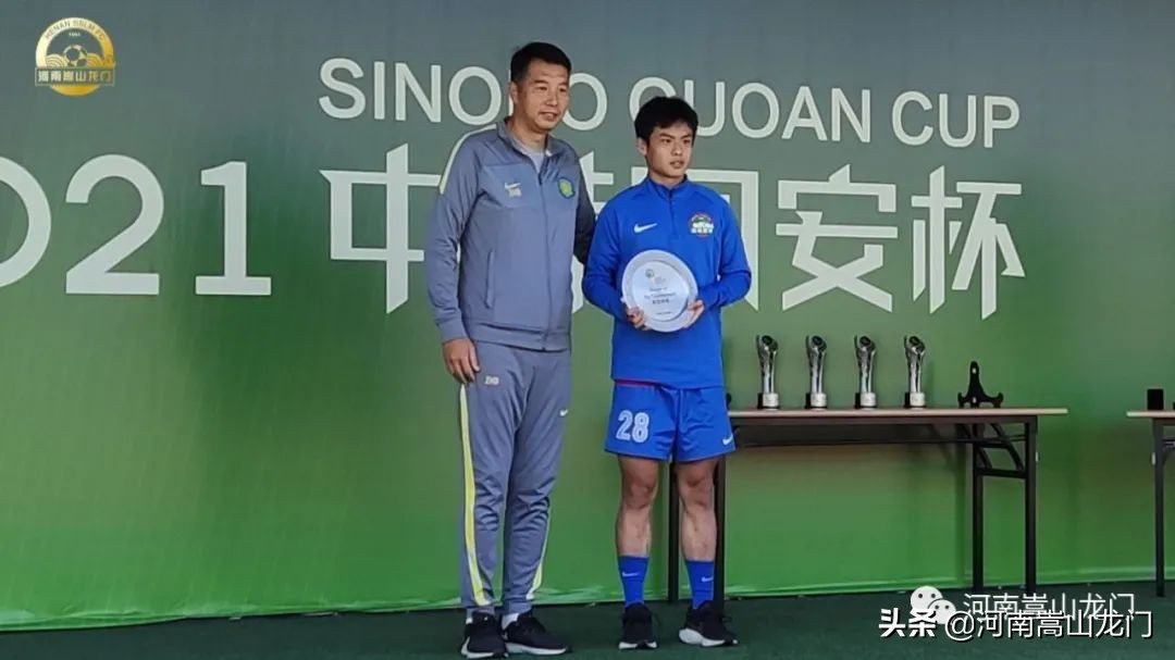 文武双全化铭灿：书法作品频频获奖球场上的偶像是伊涅斯塔