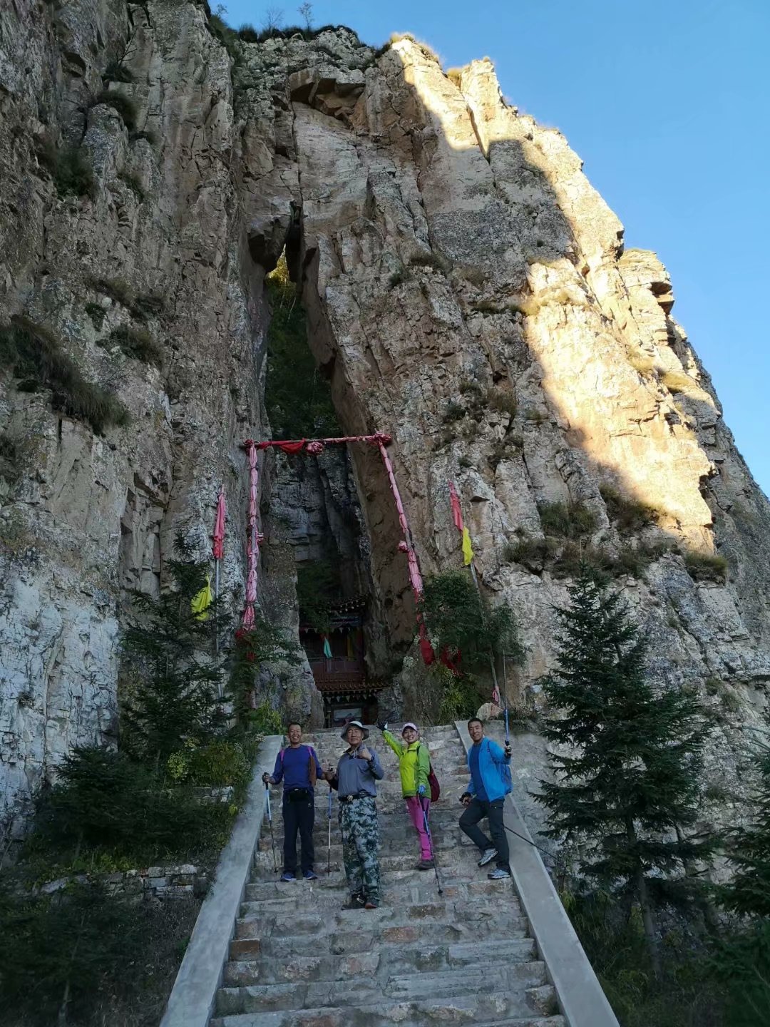 远征三晋凯旋还，飓风众人把酒欢