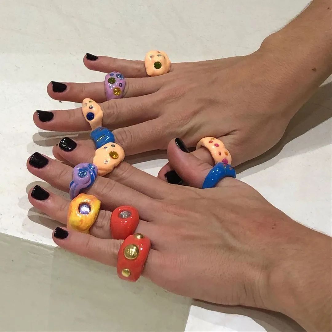 今年夏天，时尚圈流行戴假货