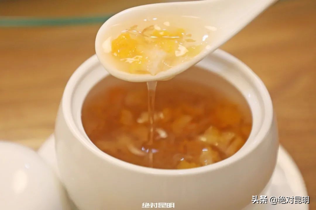 她带西班牙大厨上山捡菌，回昆明后煲出美味红菇汤