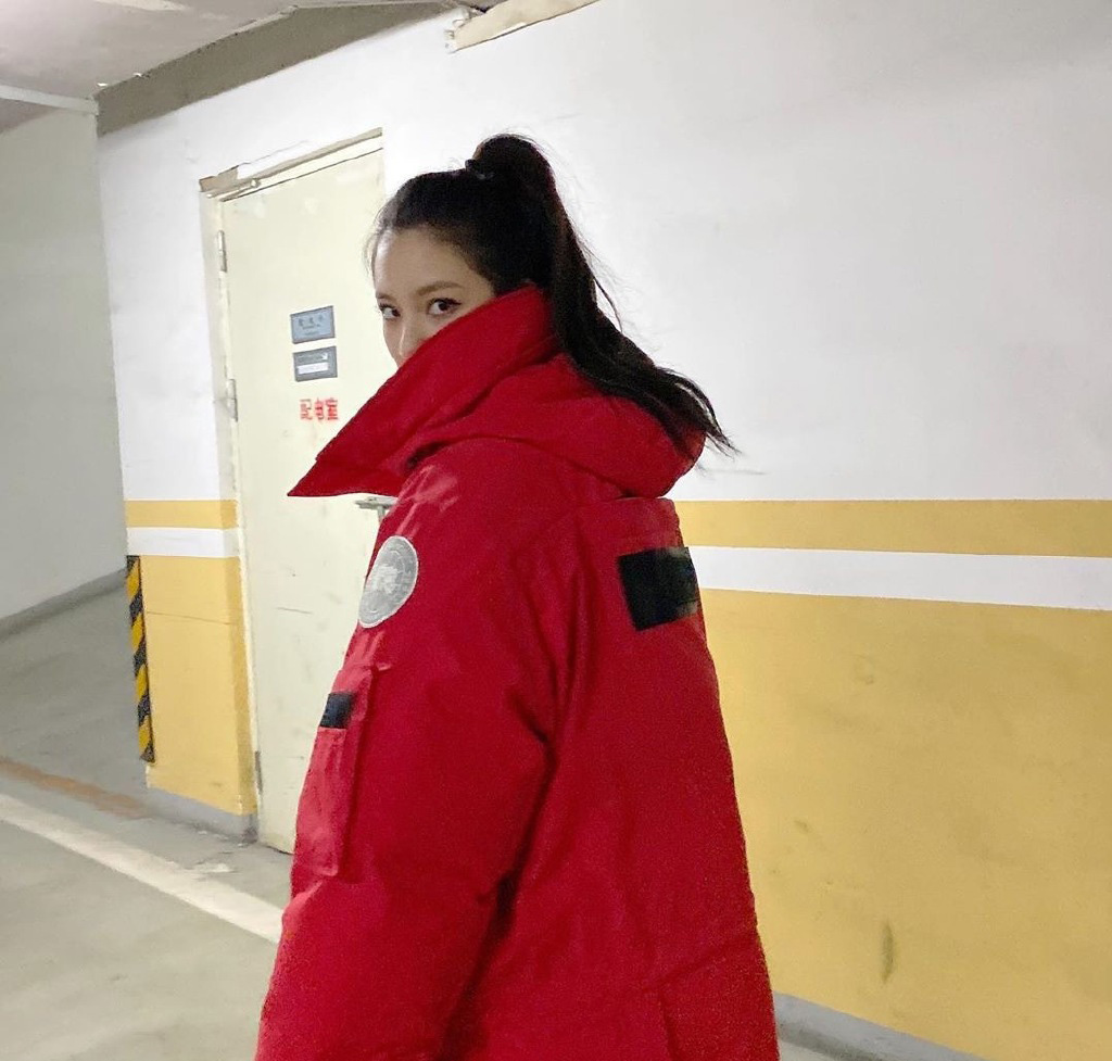 宋妍霏近日私服穿搭look,宋妍霏穿搭绿色背心