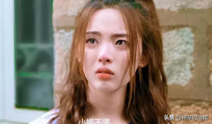 羊毛卷头发t恤穿搭,夏季烫羊毛卷穿搭