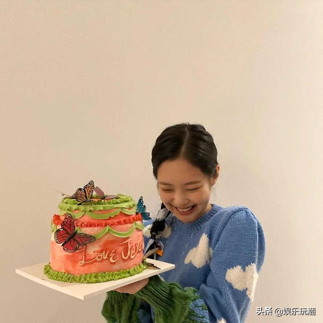 jennie生日应援视频,jennie生日收到粉丝给的白玫瑰