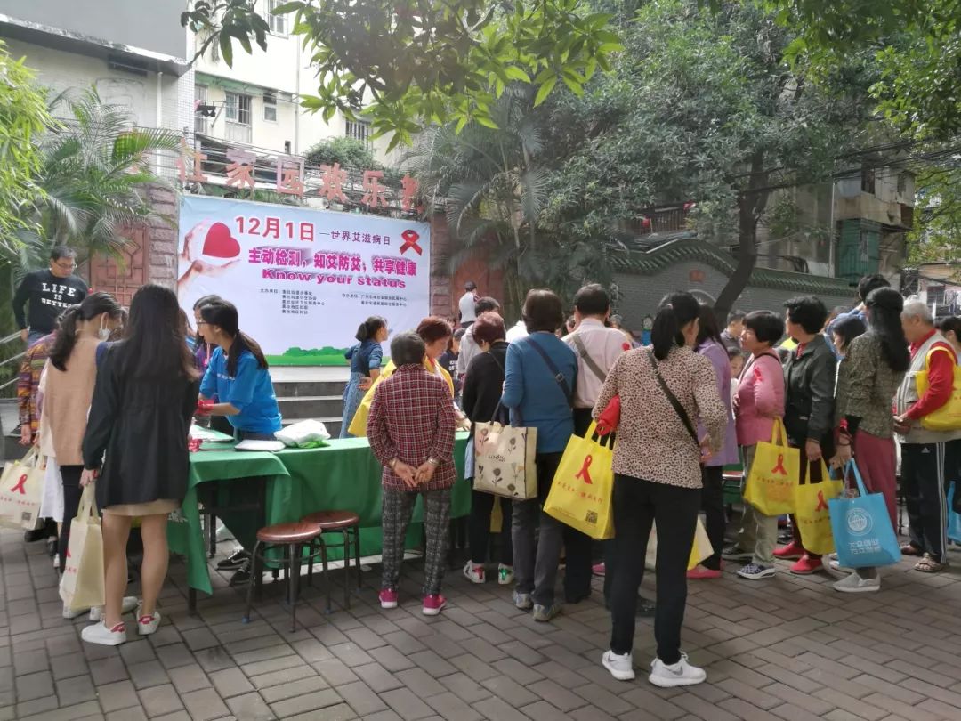 海珠｜握手、拥抱、礼节性接吻不会感染艾滋病，但是这些行为会！