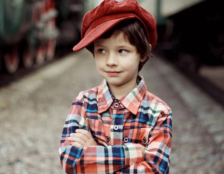 孩子爱吹牛讲大话，父母与其一味制止，不如合理引导