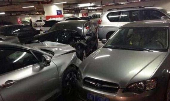 撞了违规停放的车要负责吗,车辆被撞了车主应该怎么办