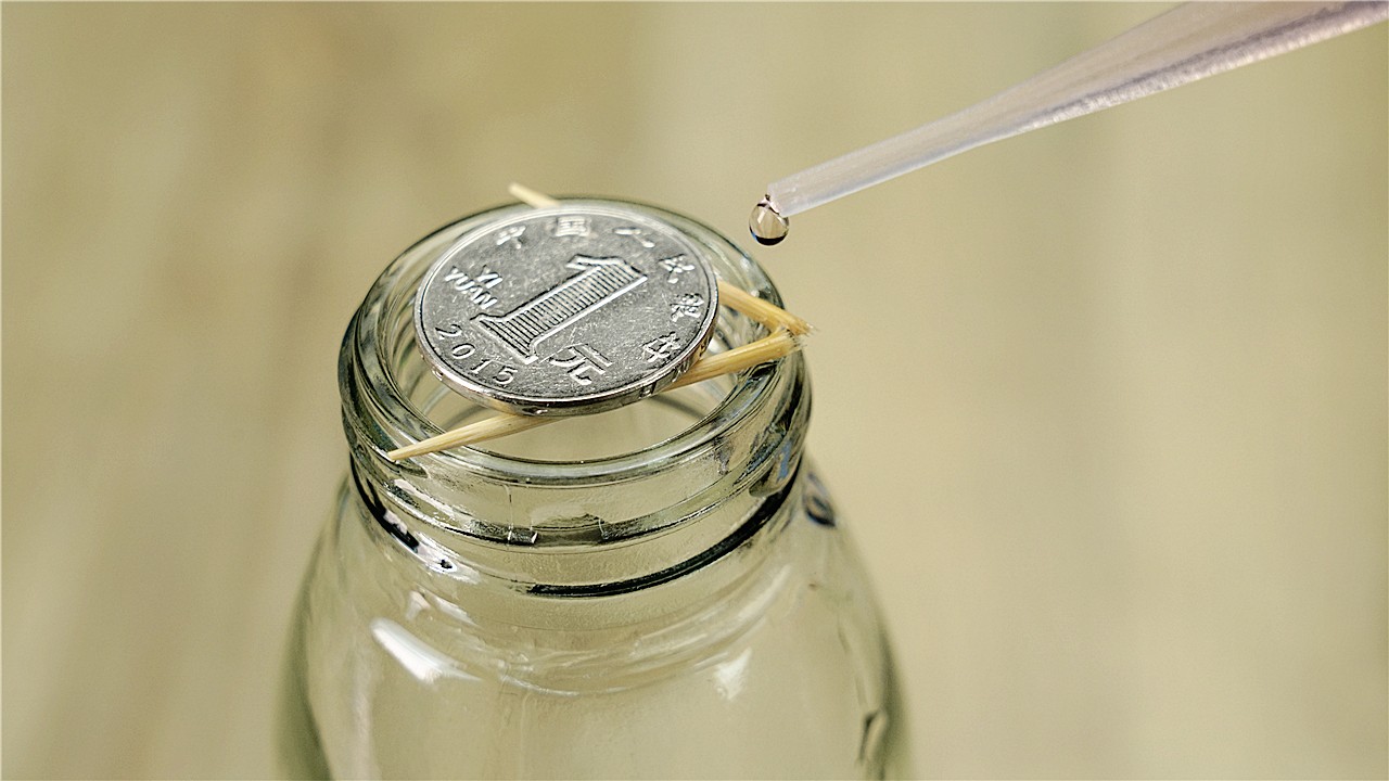 一枚硬币的命运,滴了一滴水在他头上会死吗