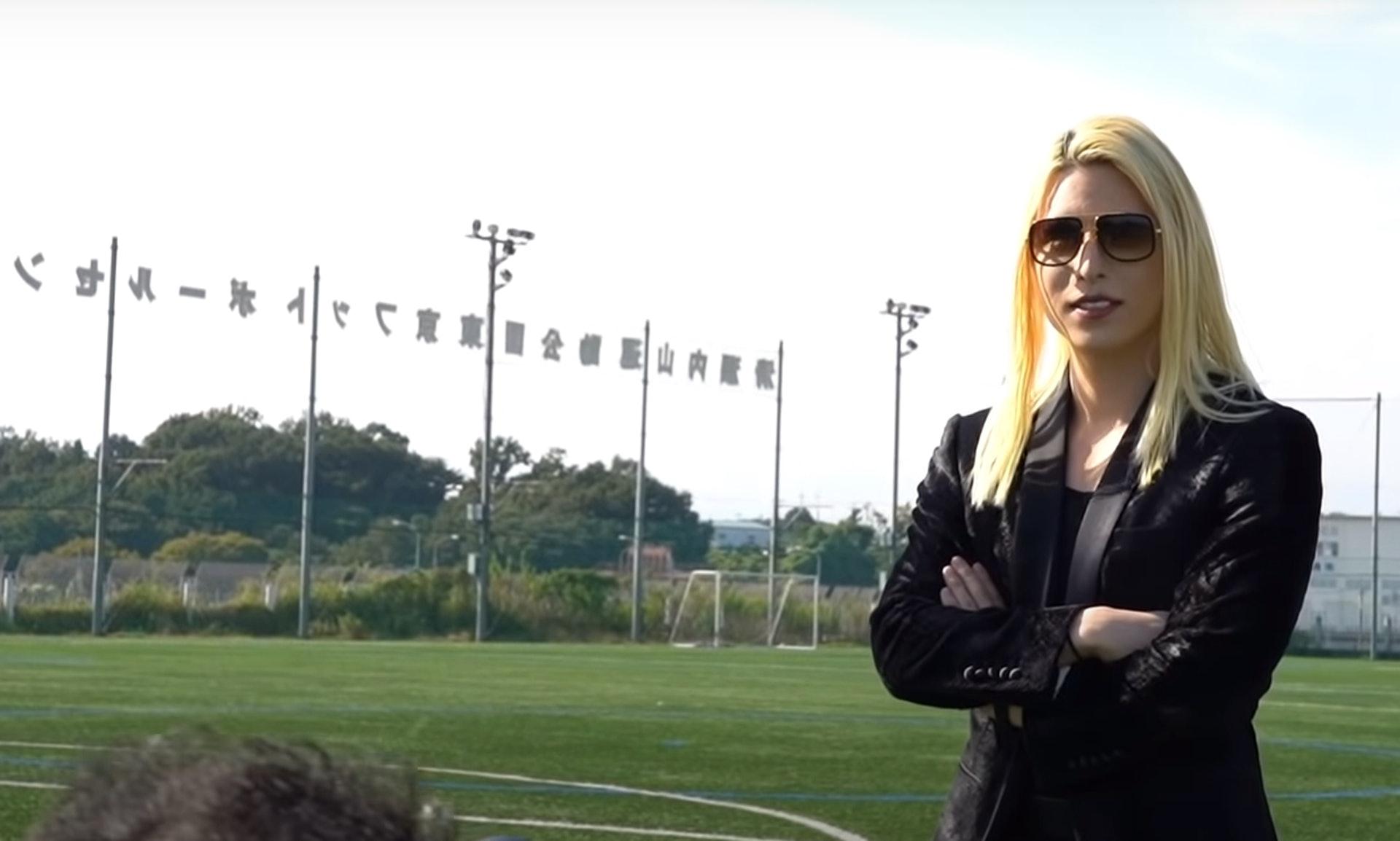 日本“帝王级”牛郎返母校，遇最怕的人秒乖巧，外形变化大遭调侃