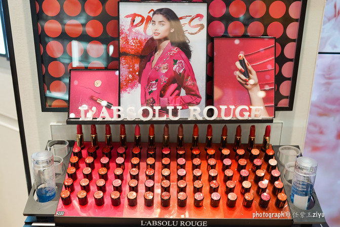 一群年轻人到三亚，摆pose，拍照