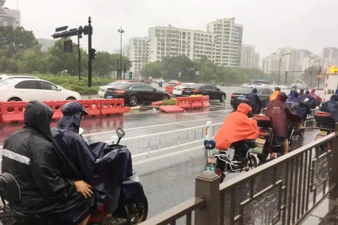 车辆被淹能理赔多少,车辆被高空坠物砸坏保险赔吗