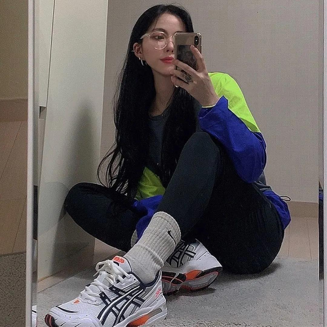 为什么韩国人总能把丑鞋穿成爆款，拍照技巧发色妆容，配饰少不了