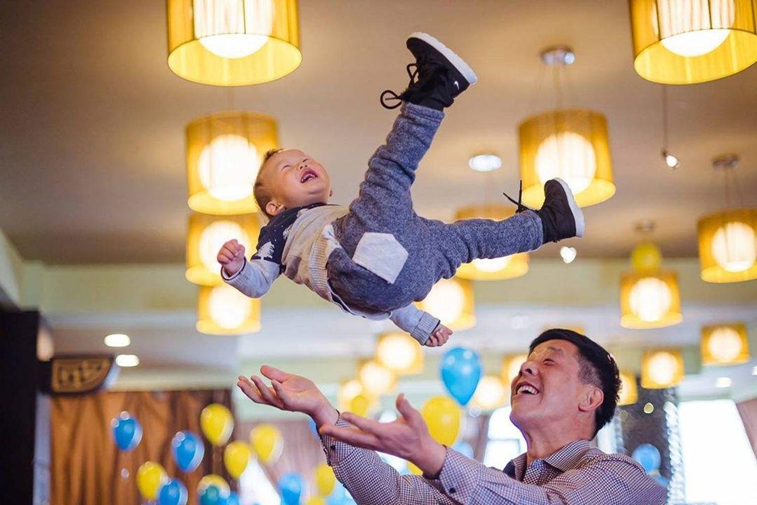 1岁的宝宝滑倒摔到后脑勺,一岁宝宝摔到头部怎么判断轻重