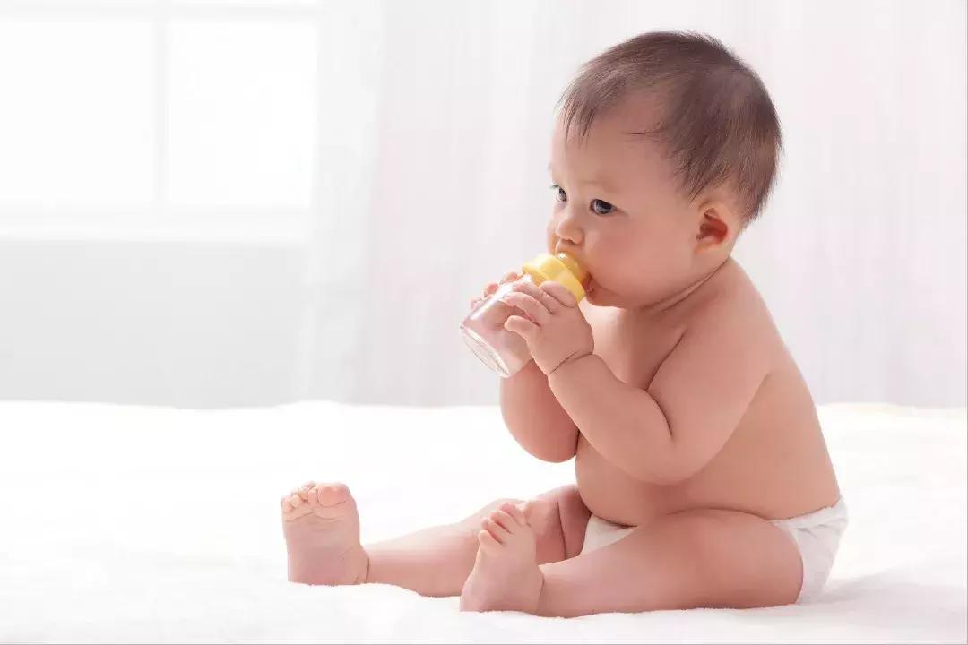 宝宝经常吐奶渣怎么办,6个月龄宝宝反复吐奶精神状况好