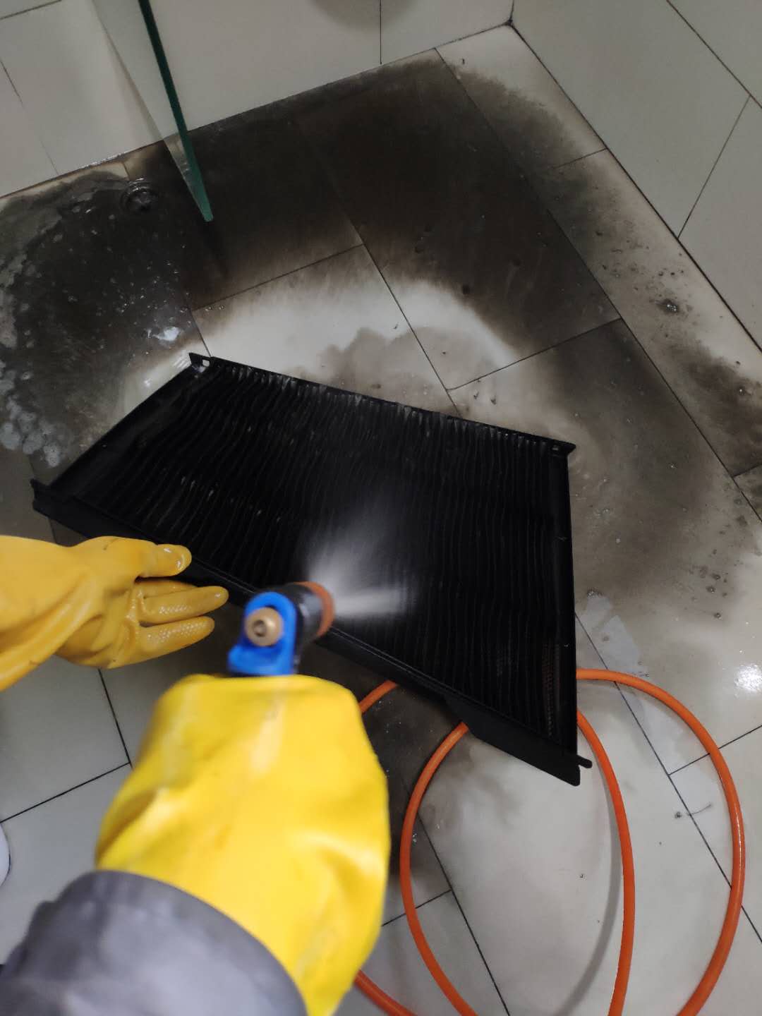 如何用空调清洗剂清洗壁挂式空调,如何使用空调清洗剂清洗家用空调