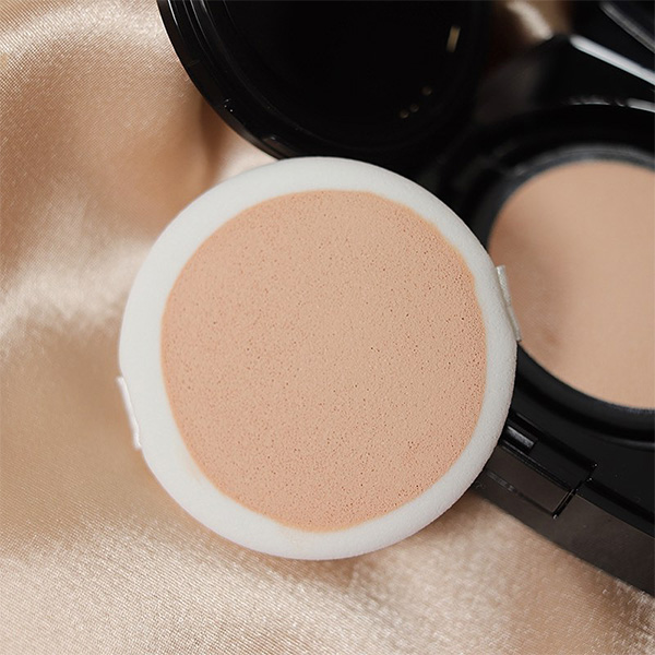 CHANEL全新气垫水粉底系列来啦，夏天也可带出莹亮肌