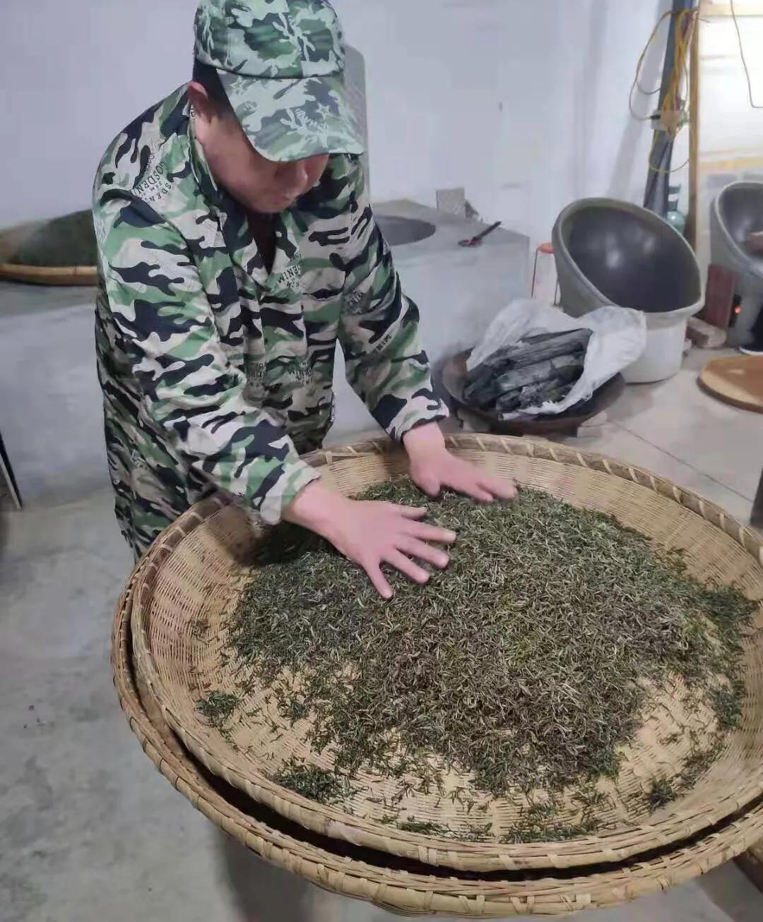 老茶农的手工信阳毛尖,老柴茶具