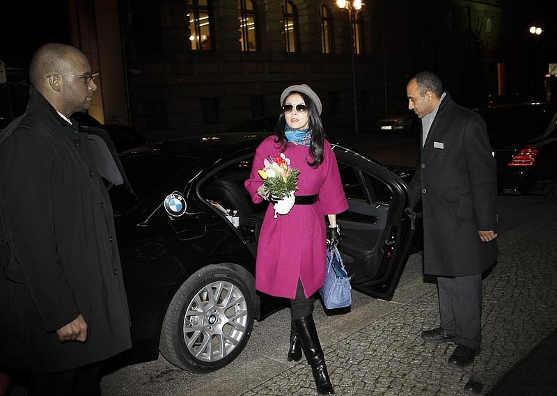 章子怡真是“扮嫩”高手，穿玫红大衣配小礼帽，减龄又不失高级感