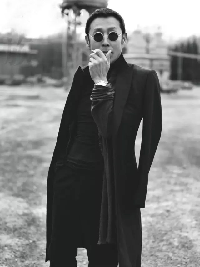 在气质上，42岁的靳东、46岁的郭德纲，都不敌64岁的陈道明