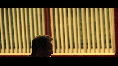 32岁恋童癖摄影师引诱14岁少女去他家，没想到少女这么对他......