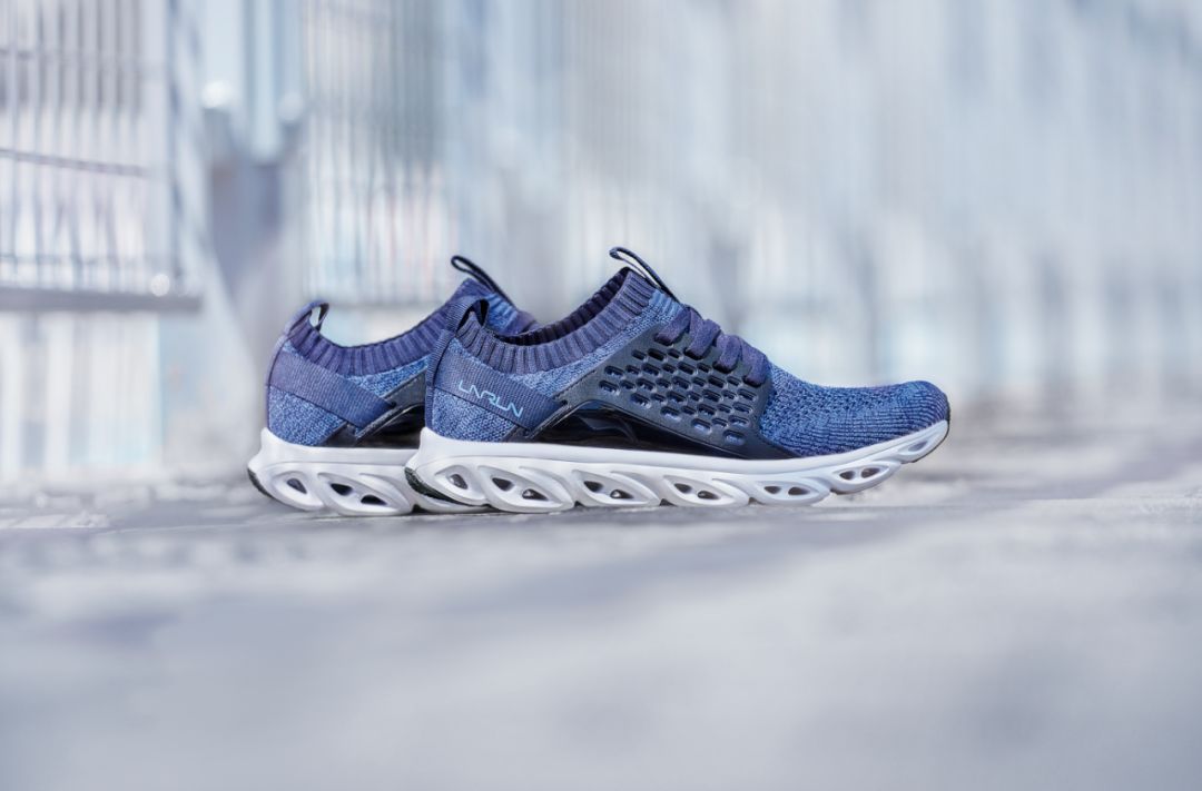 在李宁你不光能买到百纳配色弧ACE，甚至还能买到MAC彩妆