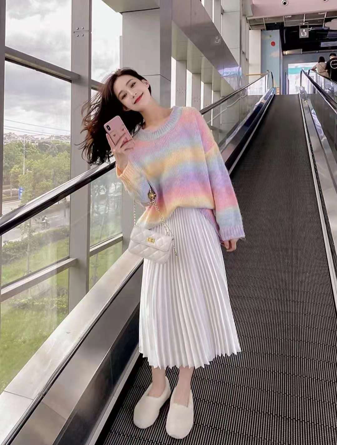 羽绒半身裙配什么上衣外套,秋天半身裙怎么搭配上衣