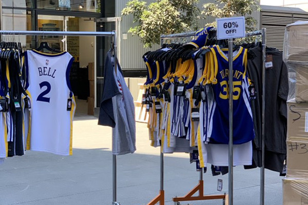 勇士官方展示杜兰特穿新球衣照片,勇士新球馆杜兰特