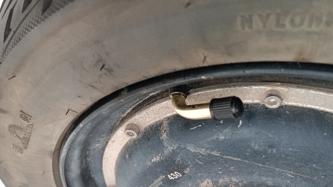 电动车气嘴根漏气小妙招,电动车气嘴旁边漏气的补救方法