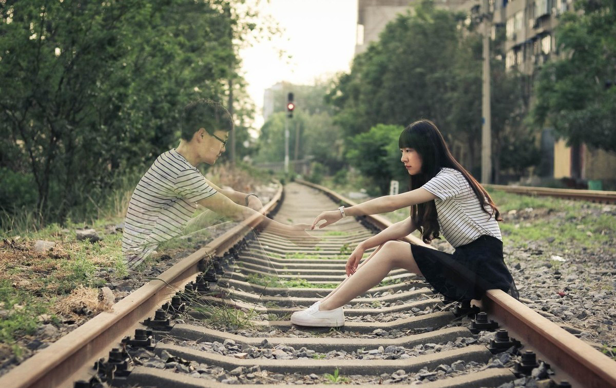 爱一个人他却把你当傻子,爱一个人就把他当作朋友