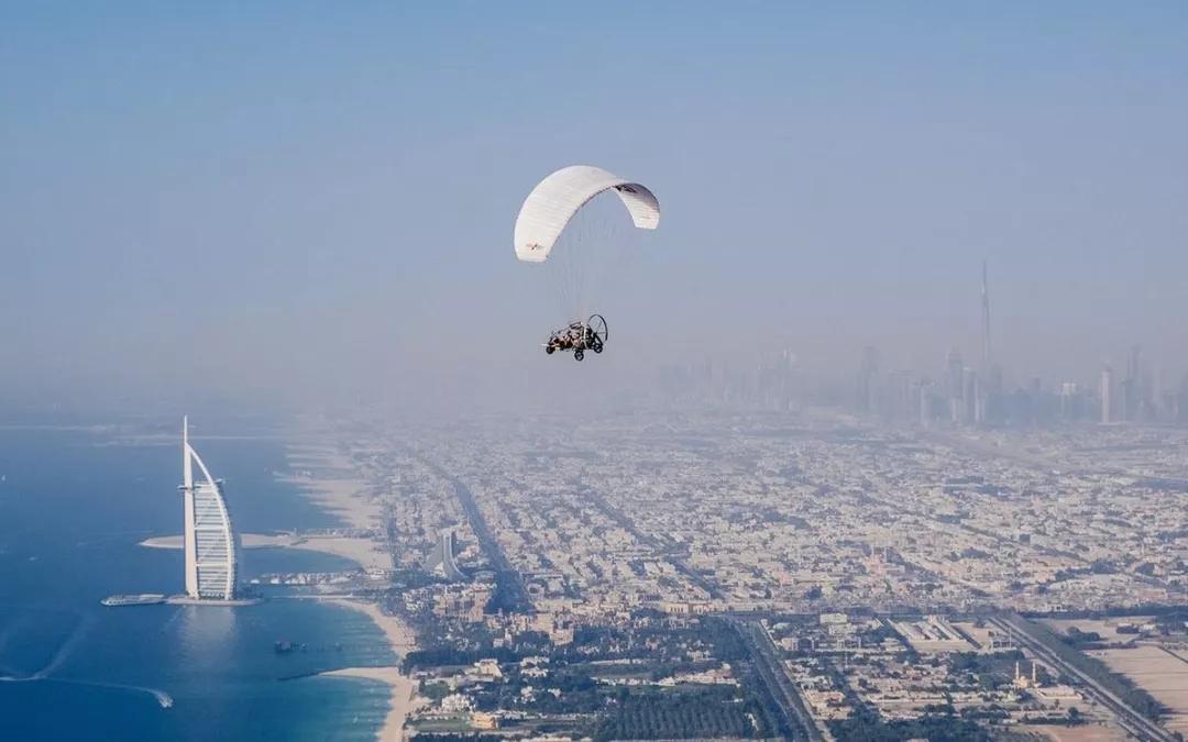 演艺圈里的职业赛车手,他是三个孩子的爸爸的英文怎么说