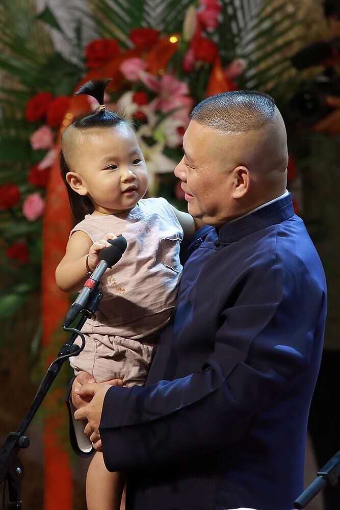 郭麒麟自拍照,郭麒麟抱郭德纲小儿子