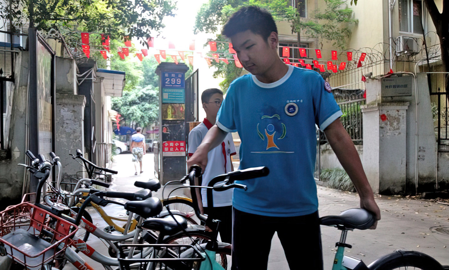 12岁少年成为家里顶梁柱，独自照顾残疾母亲，孝心感动无数人