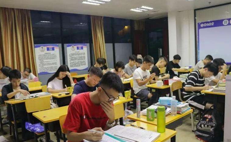 黄冈中学是全国重点高中吗,黄冈中学历来排名