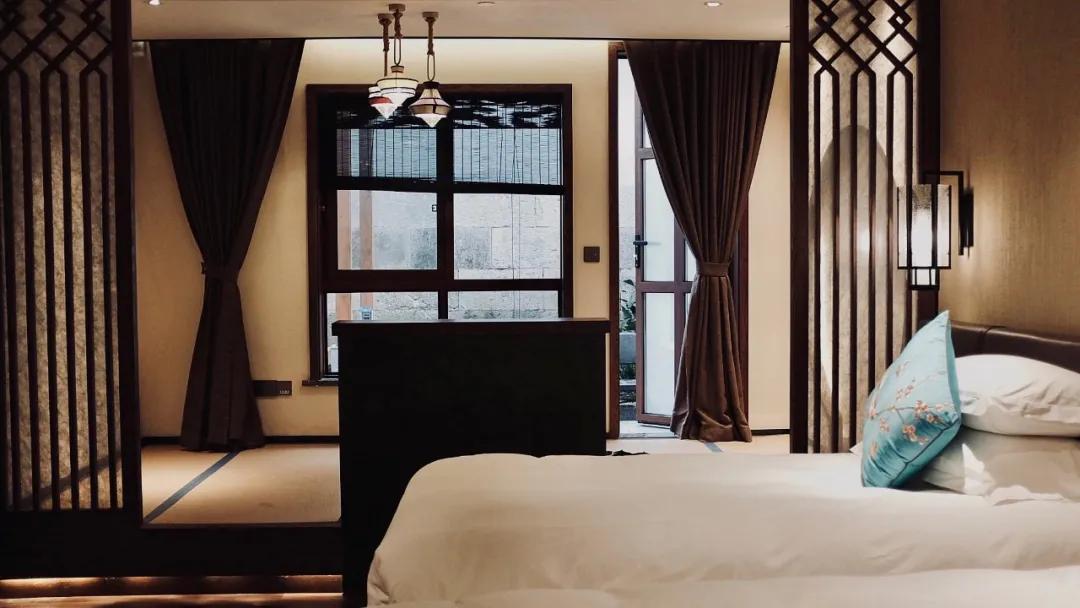 露天温泉小院精品,一房一厅庭院私家温泉