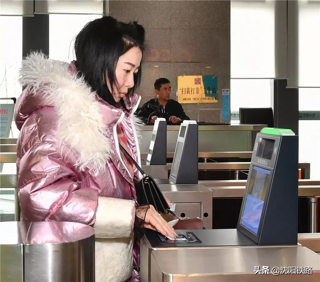 实行电子客票首日旅客为便捷点赞