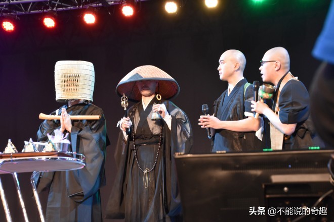 有僧侣不当却跑去开演唱，这个僧侣乐队模仿《你的名字》走红网络