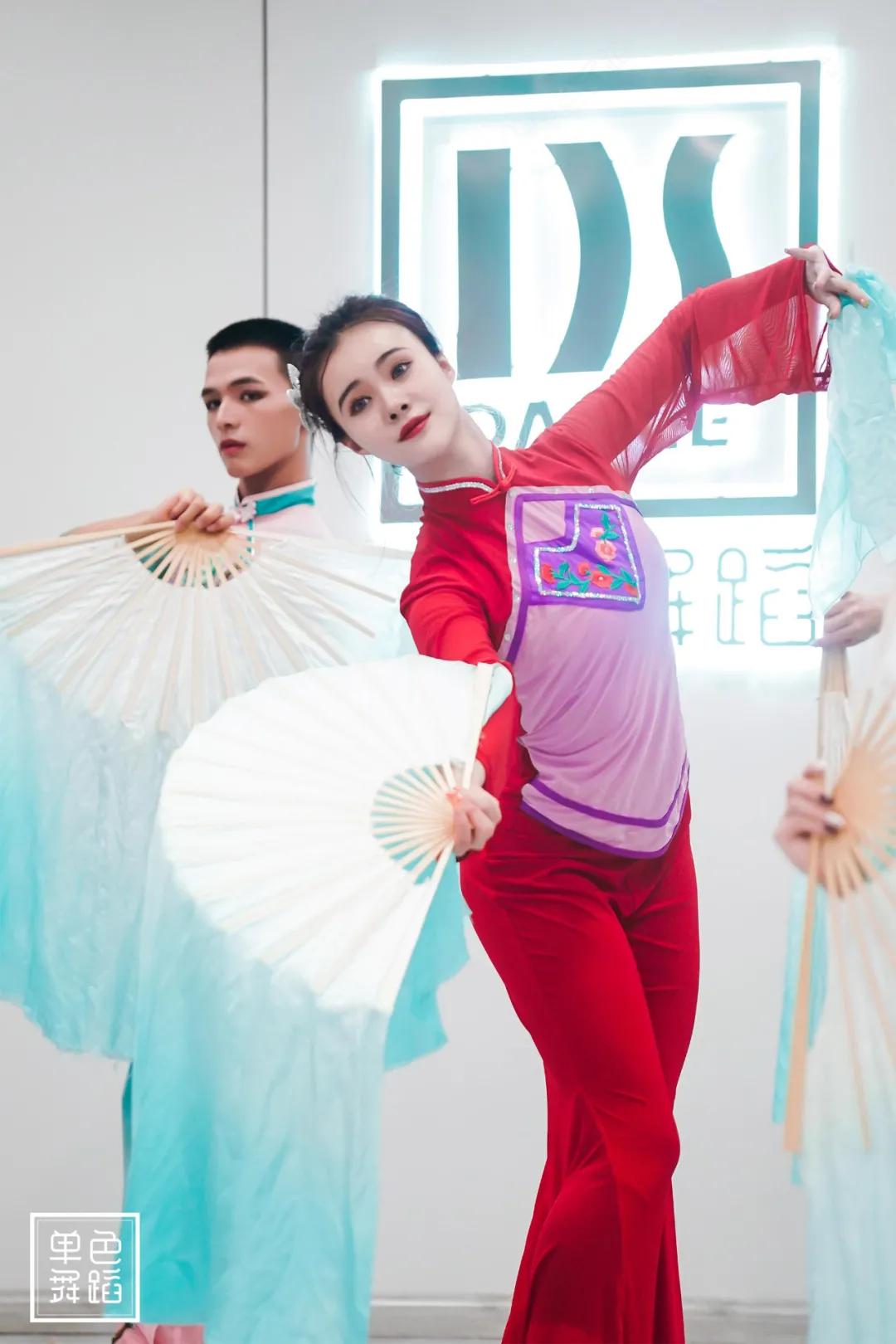 跳中国舞适合穿什么衣服,中国舞服装搭配