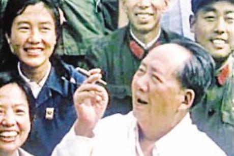 毛主席和群众一起抽旱烟，压力大时一天50根，革命告捷后戒掉没？